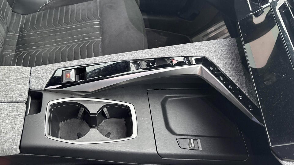 Peugeot e-3008 77 GT Pack 5d