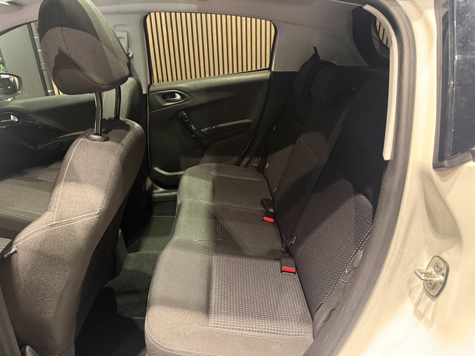 Peugeot 208 1,2 PureTech 82 Allure Sky 5d