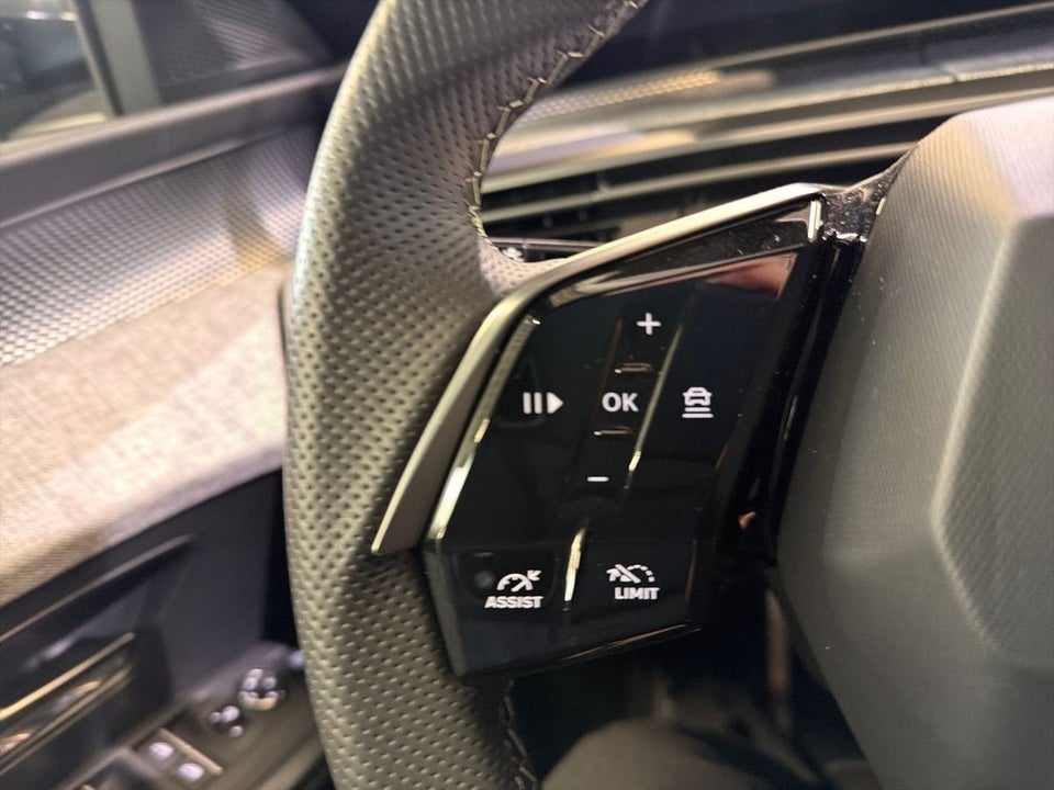 Peugeot e-3008 77 GT Pack 5d