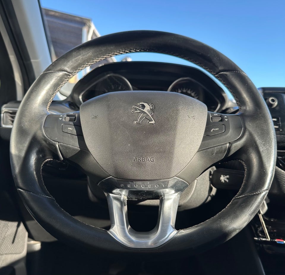 Peugeot 2008 1,2 PureTech 82 Selection Sky 5d