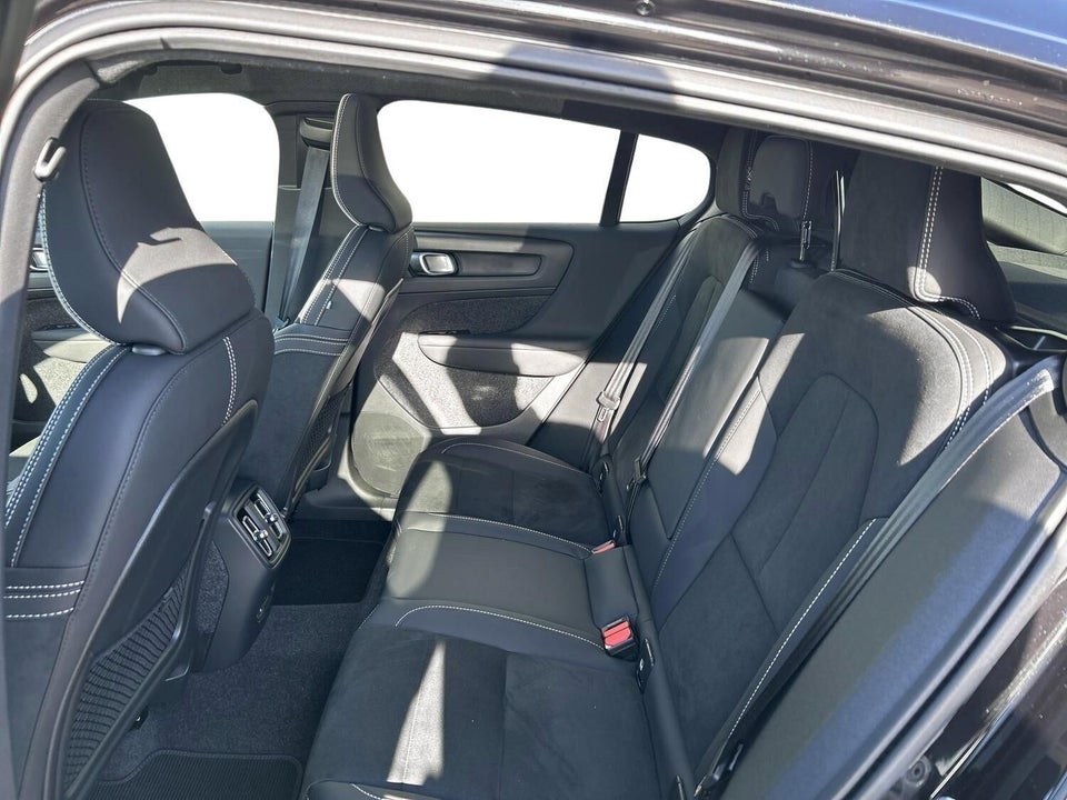 Volvo EC40 Extended Range Black Edition 5d