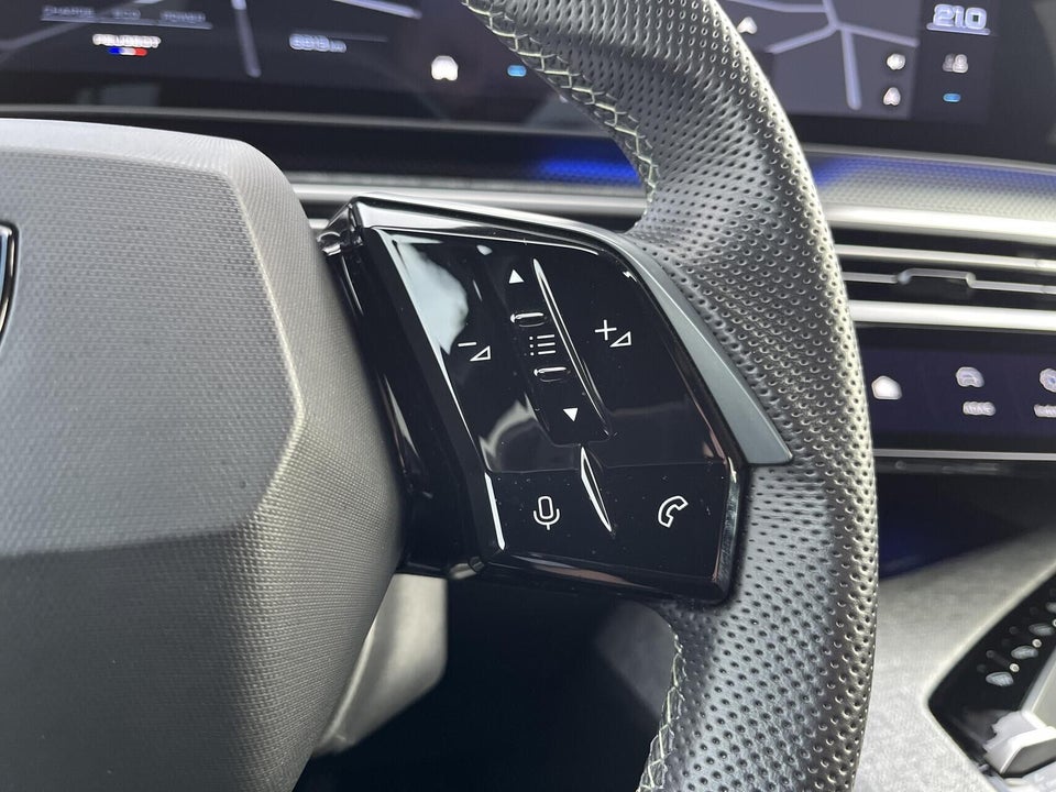 Peugeot e-3008 77 GT 5d