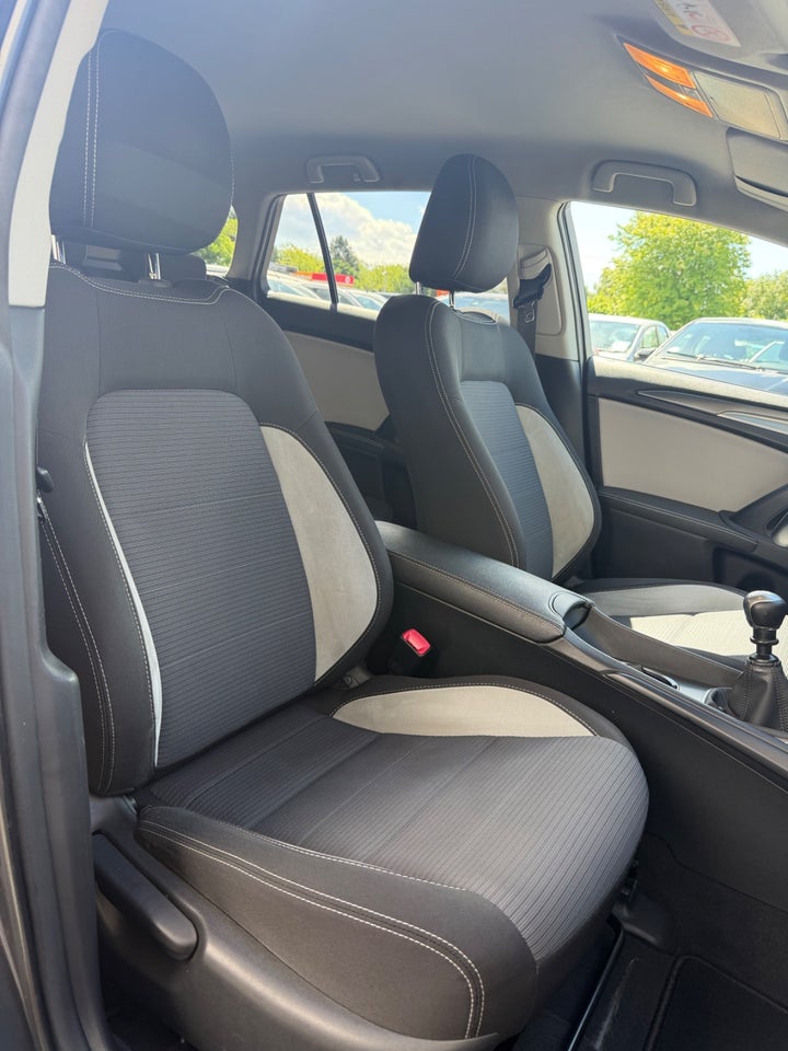 Toyota Avensis 1,8 VVT-i T2 Executive Touring Sports 5d