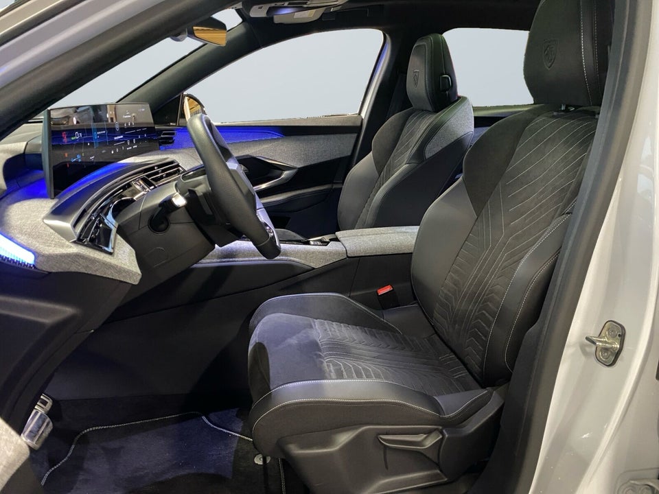 Peugeot e-3008 77 GT Pack 5d