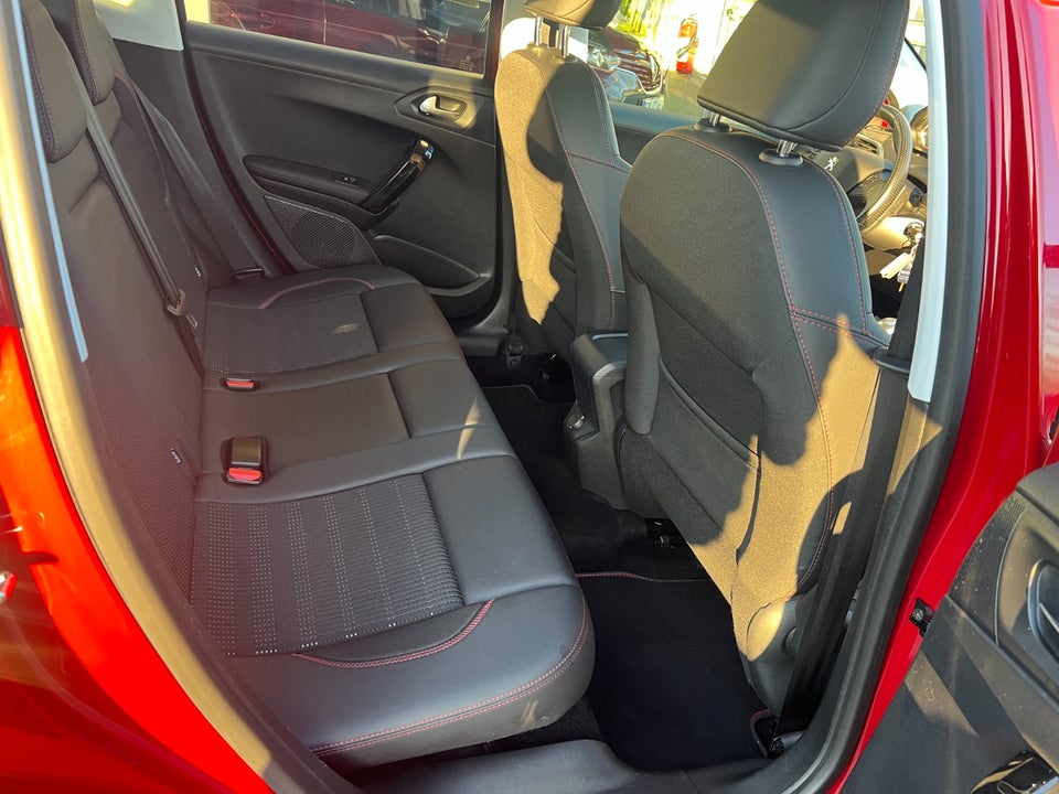 Peugeot 2008 1,6 BlueHDi 120 GT Line Sky 5d