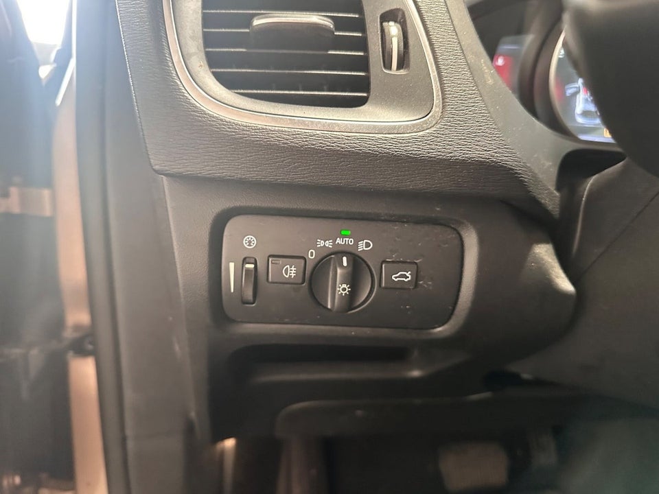 Volvo V40 2,0 D3 150 Momentum aut. Van 5d