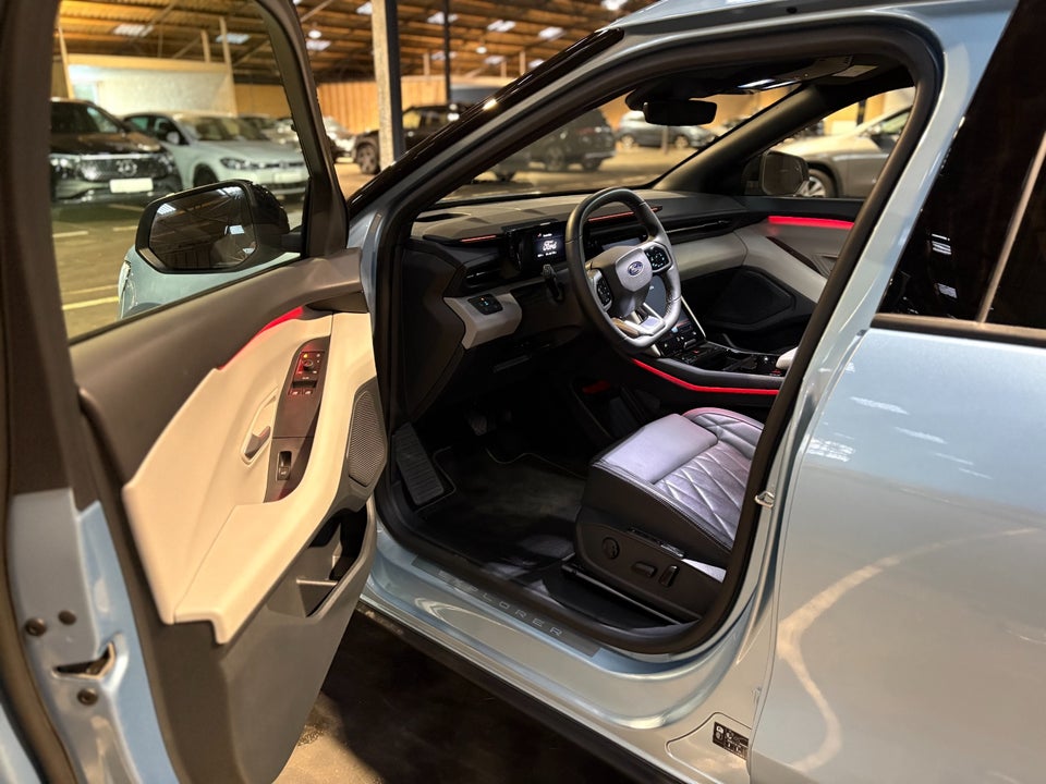 Ford Explorer 77 Premium Extended Range 5d