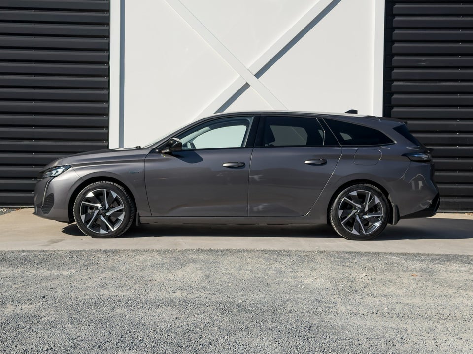 Peugeot 308 1,6 Hybrid First Selection+ EAT8 5d