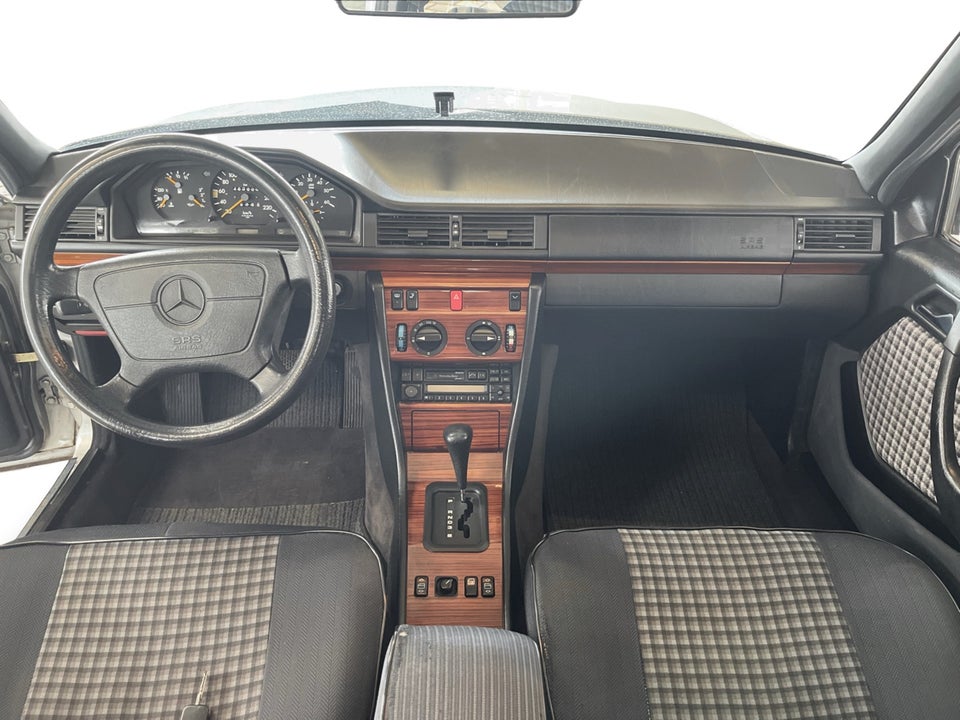 Mercedes E250 2,5  4d
