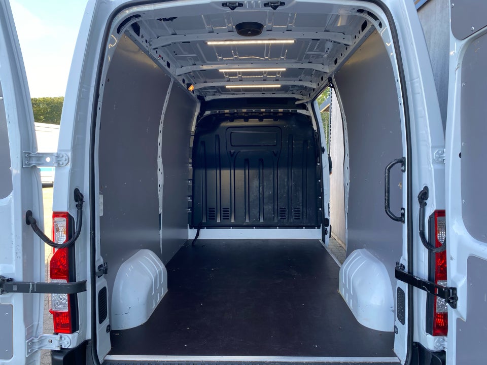 Renault Master III T33 2,3 dCi 145 L2H2 Kassevogn