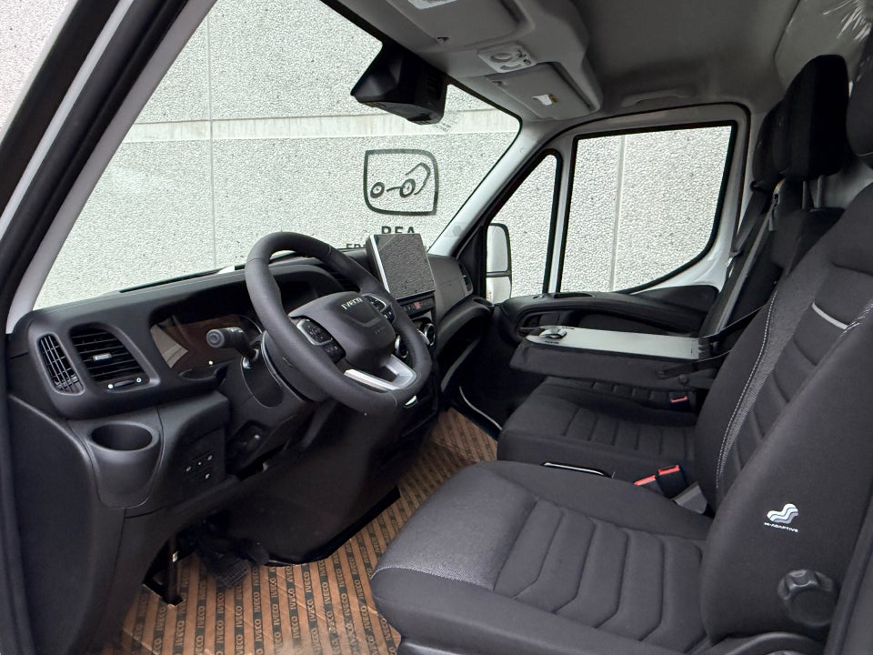 Iveco Daily 3,0 35S18 4100mm Box m/lift AG8
