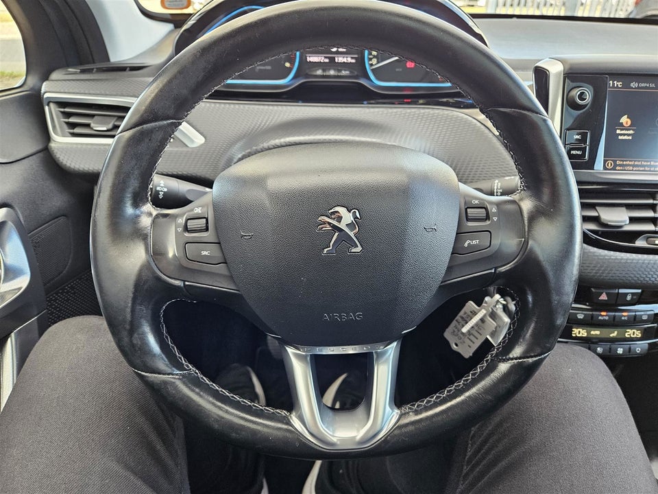 Peugeot 2008 1,6 BlueHDi 100 Allure Sky 5d