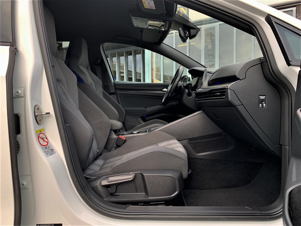 VW Golf VIII 1,4 GTE DSG 5d