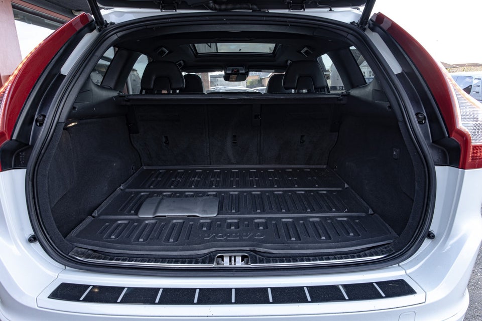 Volvo XC60 2,4 D5 220 Summum aut. AWD 5d