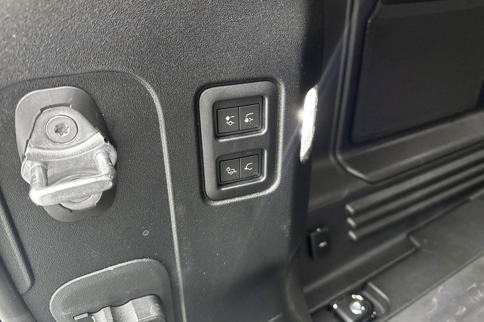 Land Rover Defender 110 3,0 D250 Hard Top X-Dynamic SE aut. Van 5d