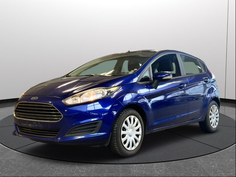 Blauer Ford Fiesta 1