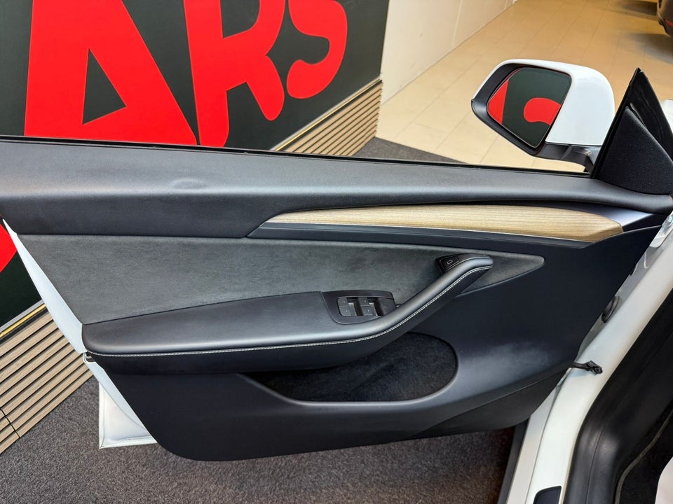 Tesla Model Y Long Range AWD 5d