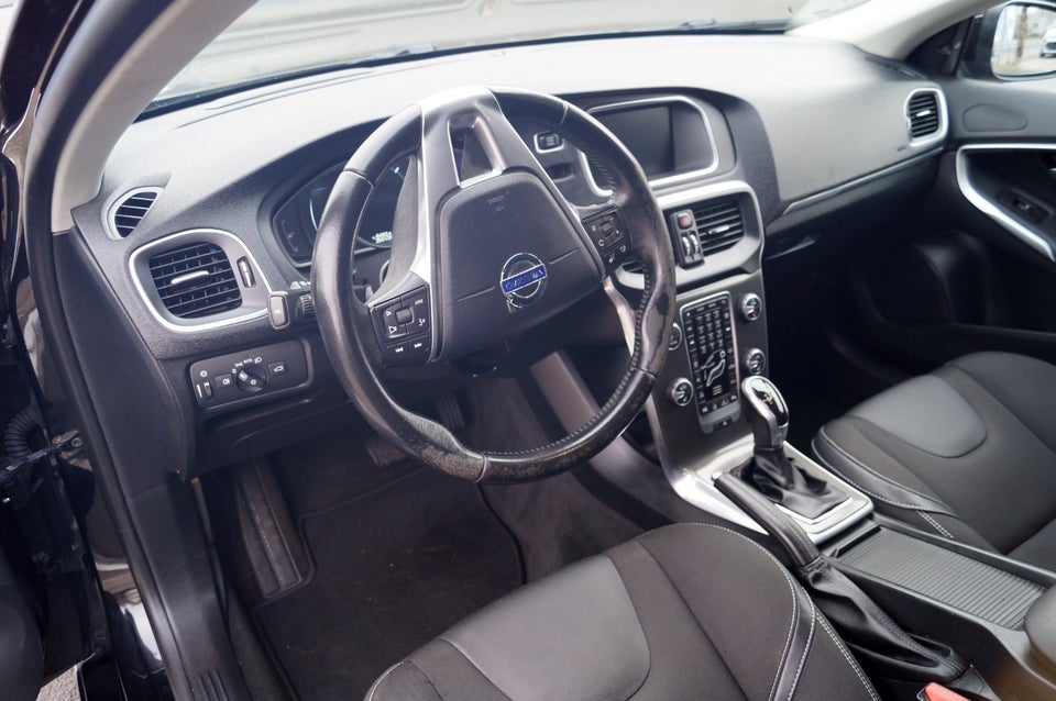Volvo V40 2,0 D3 150 Momentum aut. 5d