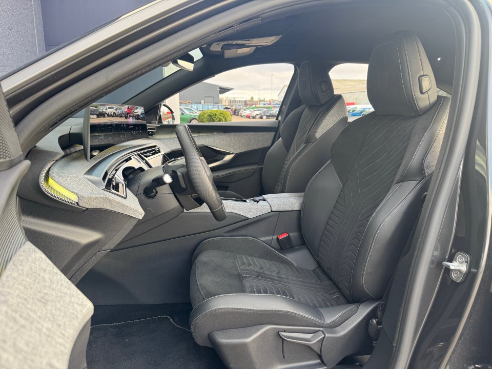 Peugeot e-3008 77 GT 5d