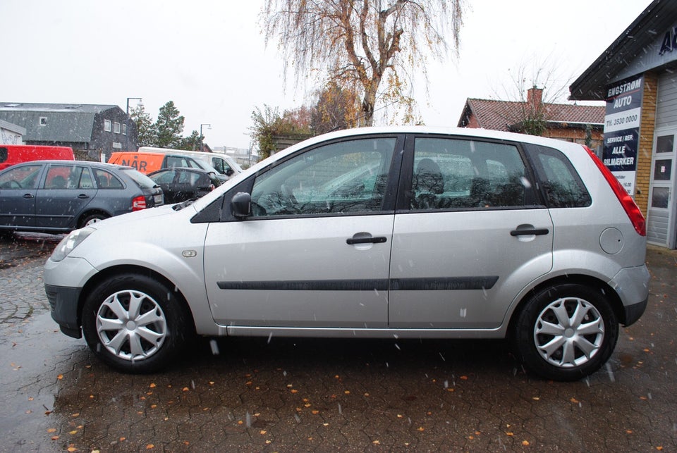Ford Fiesta 1,3 Ambiente 5d