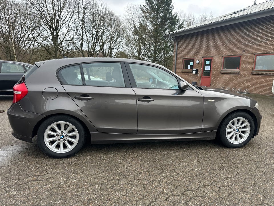 BMW 120i 2,0 Advantage 5d