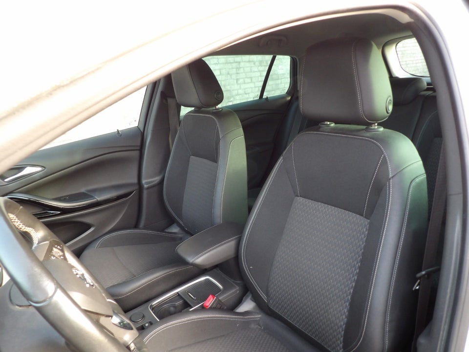 Opel Astra 1,6 T 200 Innovation Sports Tourer 5d