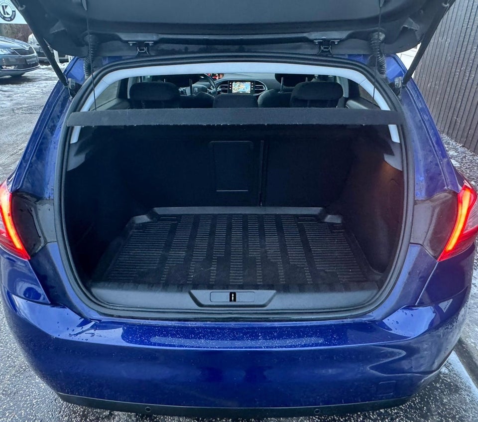 Peugeot 308 1,2 e-THP 130 Allure Sky 5d