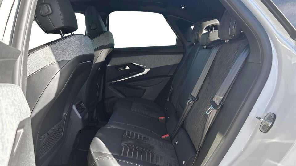 Peugeot e-3008 77 GT 5d