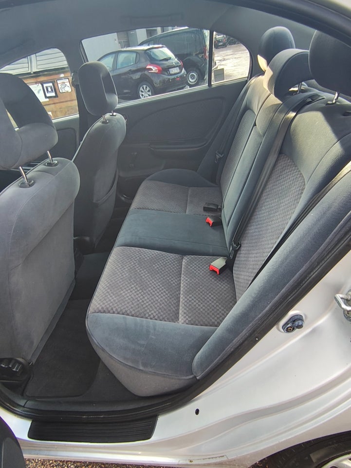 Toyota Avensis 1,8 VVT-i Terra 4d