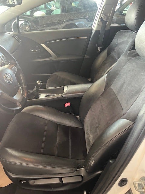 Toyota Avensis 1,8 VVT-i T2 Premium stc. 5d