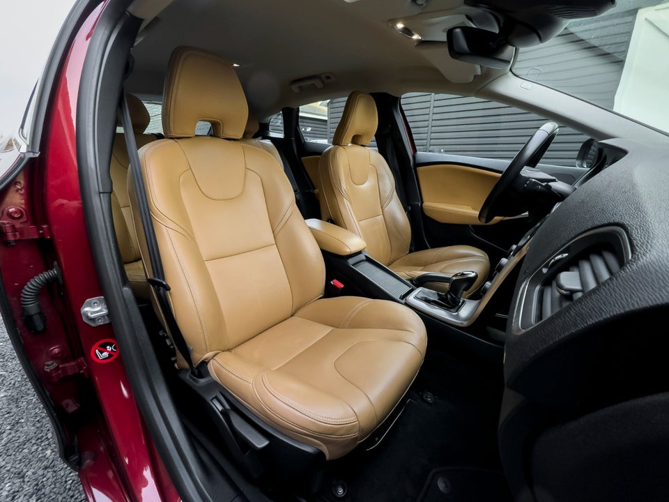 Volvo V40 1,5 T3 152 Inscription aut. 5d