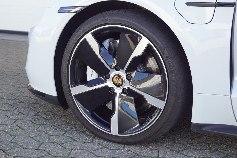 Porsche Taycan Turbo Performance+  4d