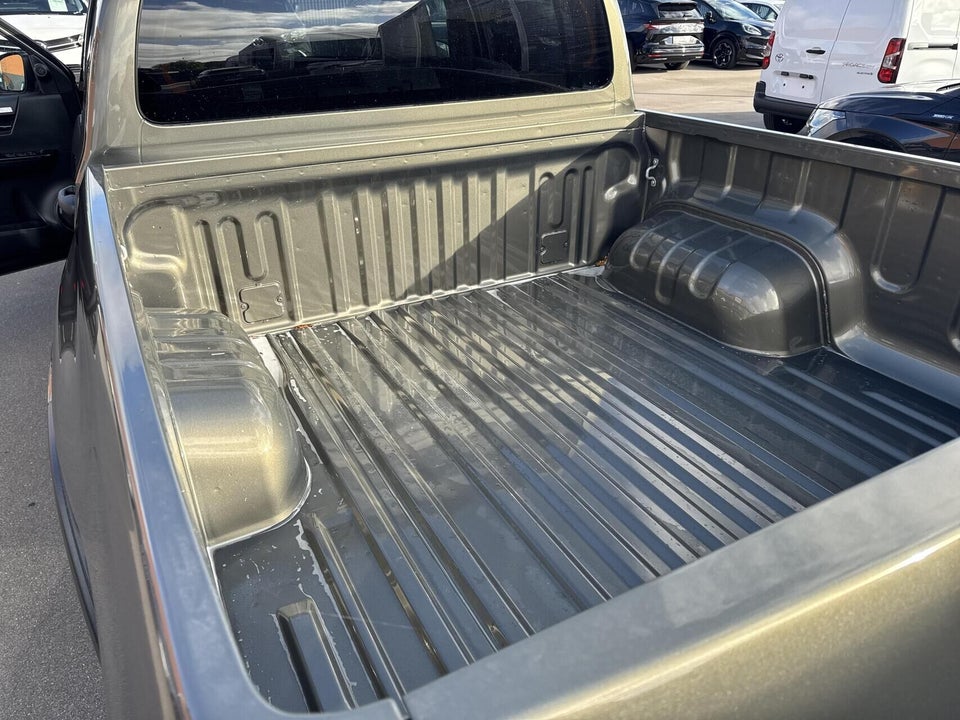 Toyota HiLux 2,8 D T4 Invincible Db.Kab aut. 4d