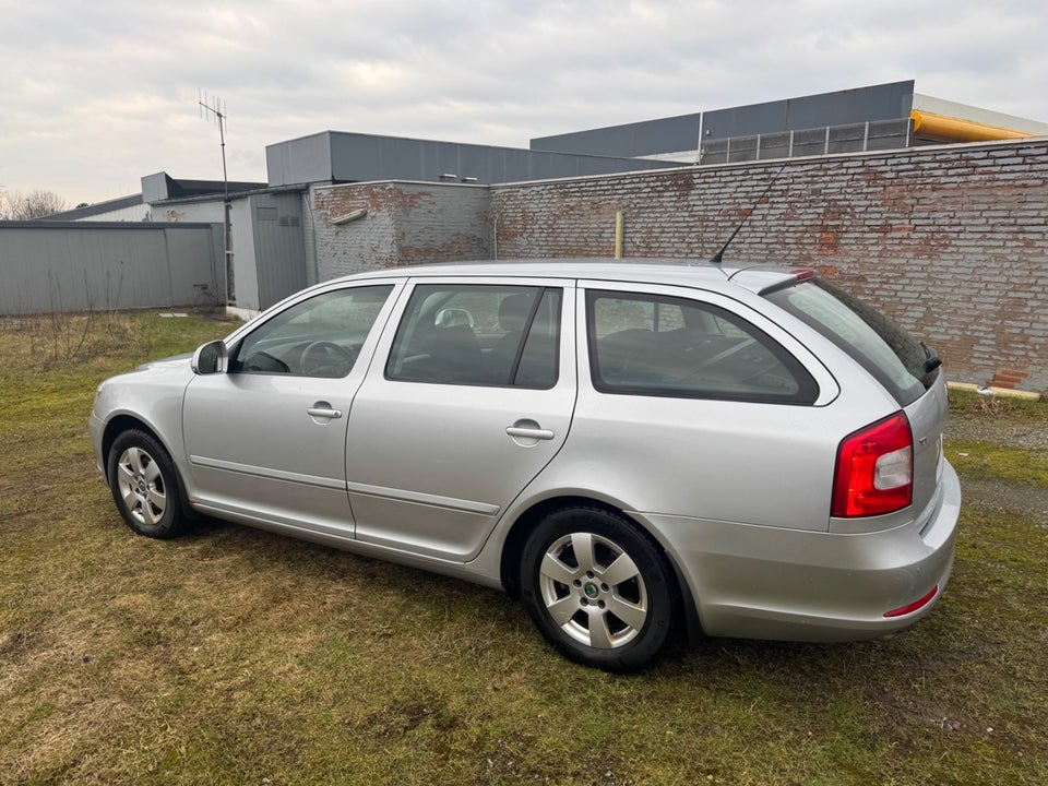 Skoda Octavia 2,0 TDi Ambiente Combi 5d