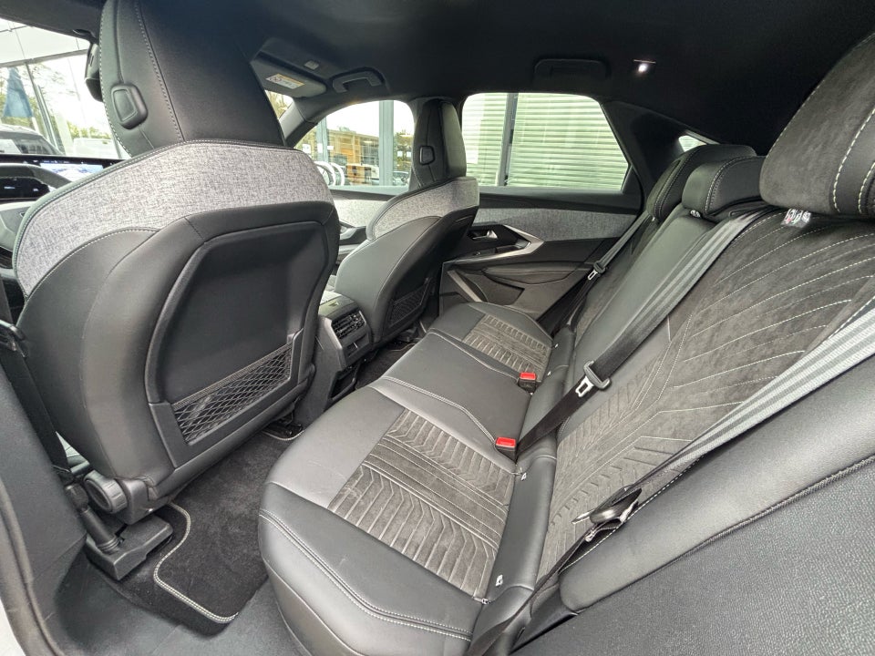 Peugeot e-3008 77 GT 5d