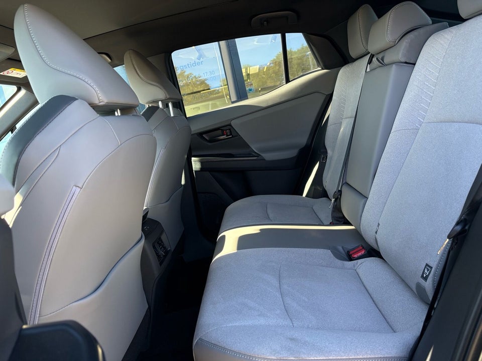 Toyota C-HR+ 77 Executive AWD 5d