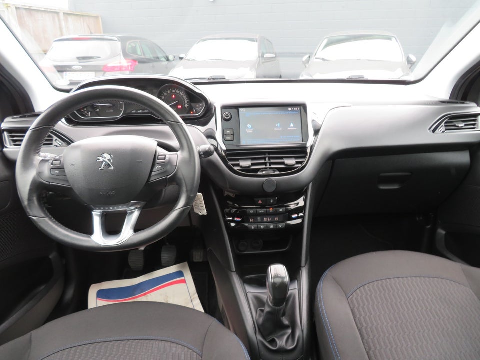 Peugeot 208 1,2 VTi 82 Signature Sky 5d