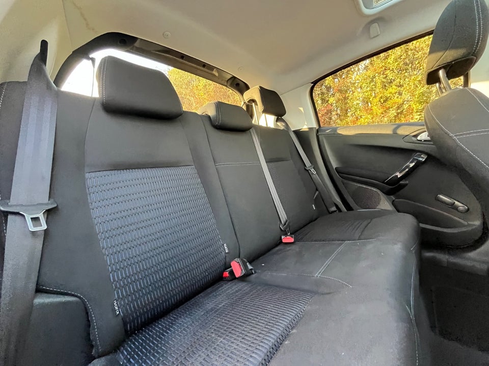 Peugeot 208 1,2 VTi Allure Sky 5d