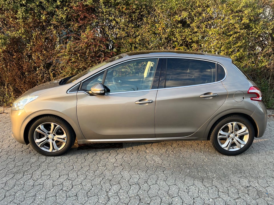 Peugeot 208 1,2 VTi Allure Sky 5d