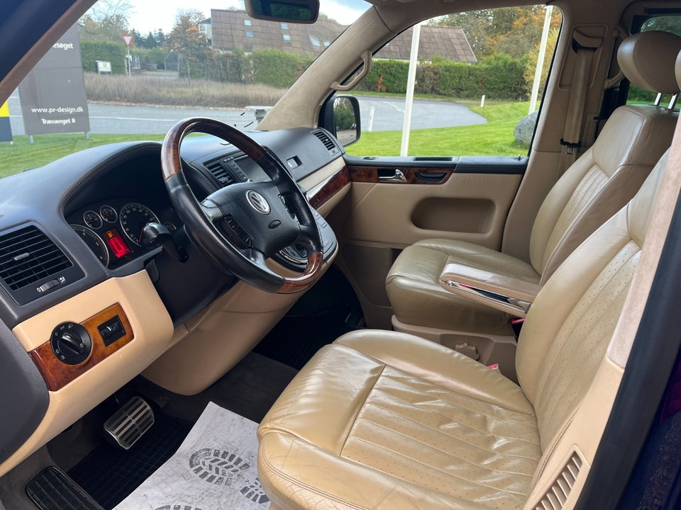 VW Multivan 2,5 TDi 174 Highline Tiptr. 5d