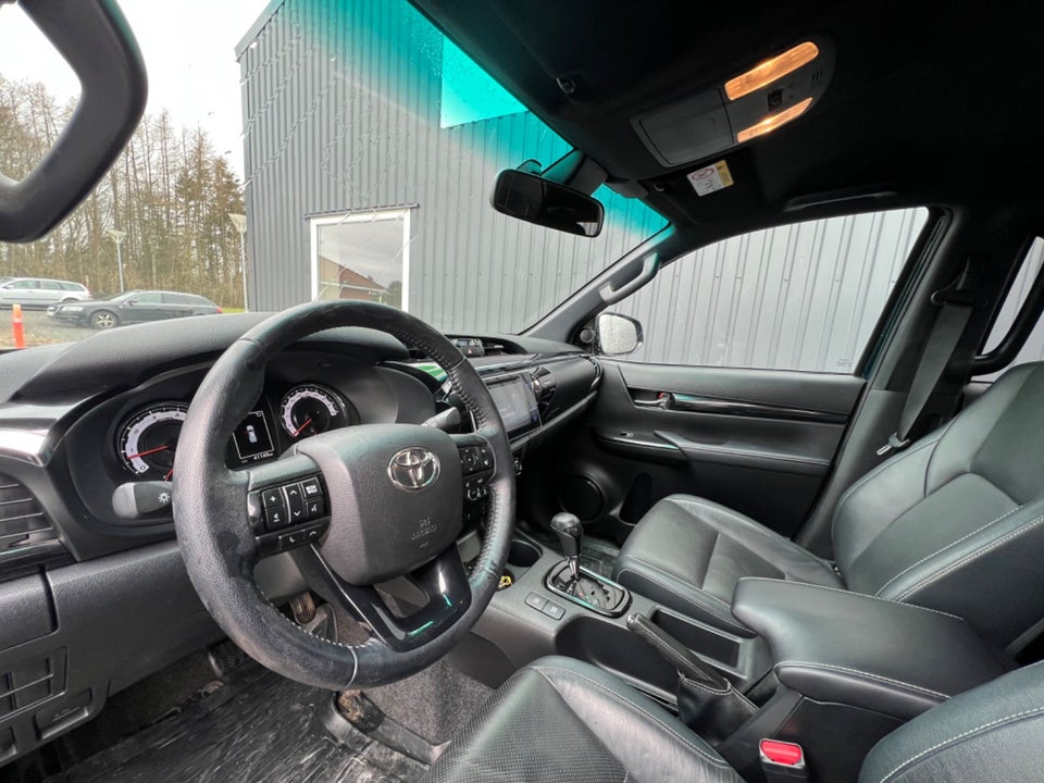 Toyota HiLux 2,4 D-4D Black Edition aut. 4x4 4d