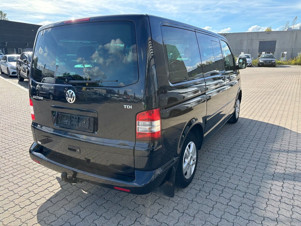 VW Multivan 2,5 TDi 130 Highline aut. 5d