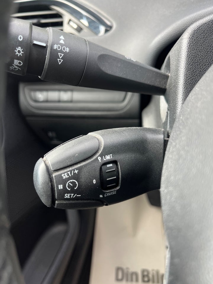 Peugeot 208 1,2 PureTech 82 Signature 5d