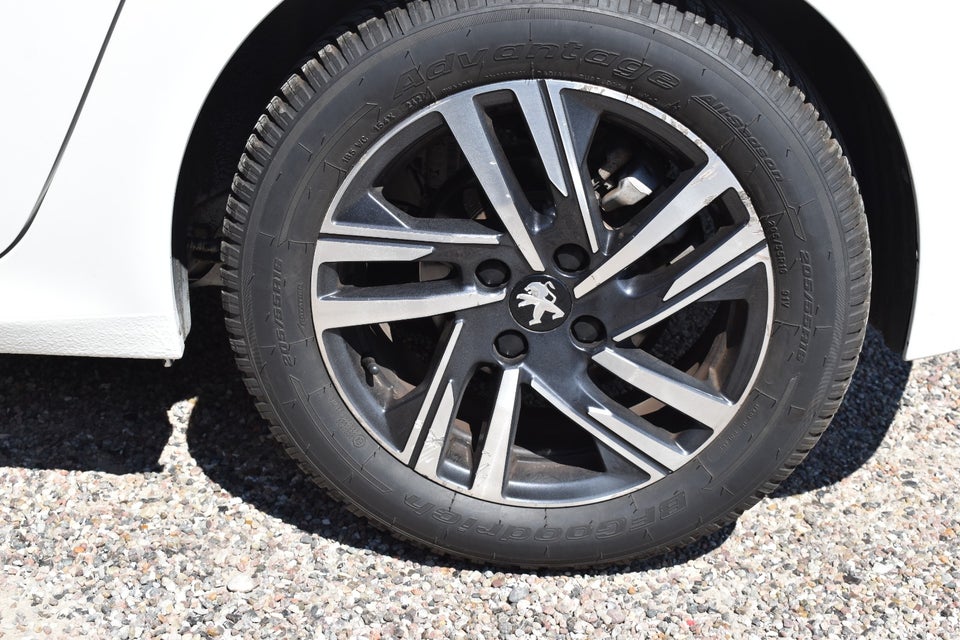 Peugeot 208 1,2 PureTech 100 Allure EAT8 5d