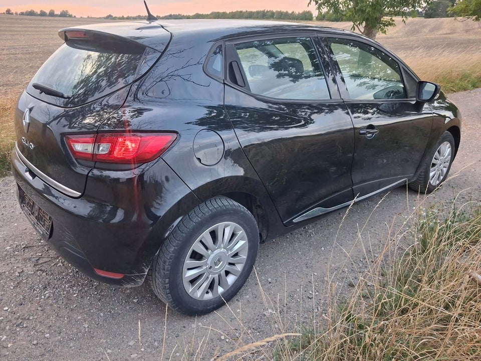 Renault Clio IV 1,2 16V Expression 5d
