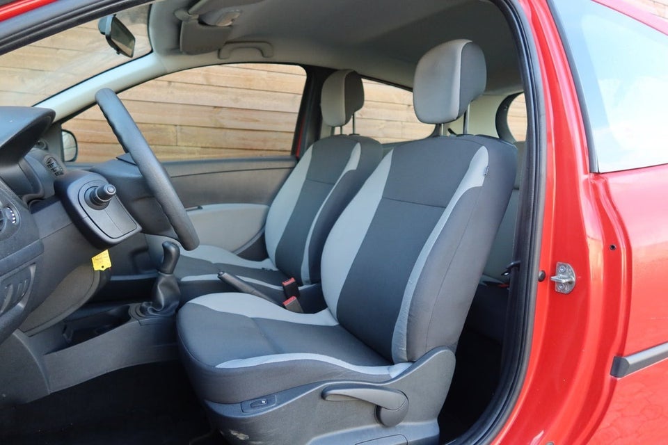 Renault Clio III 1,2 16V Authentique 3d