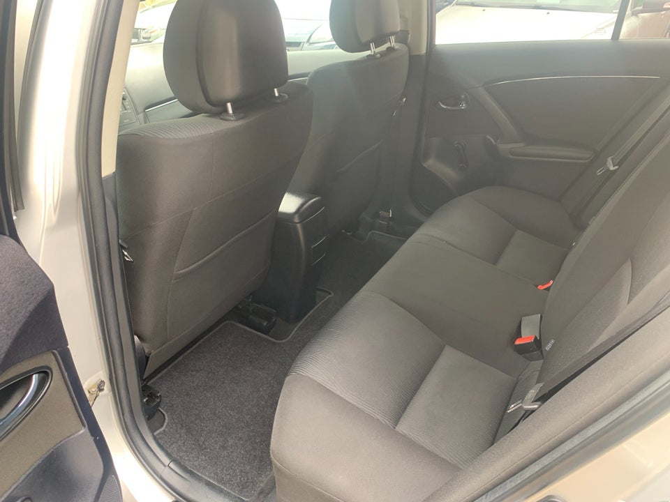 Toyota Avensis 1,6 VVT-i T1 stc. 5d