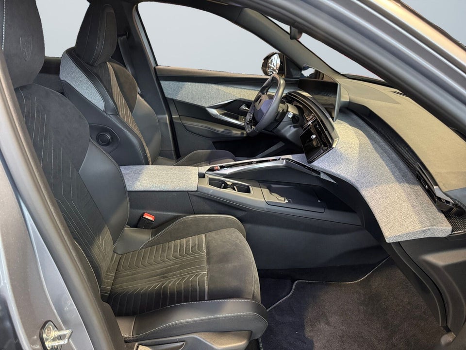 Peugeot e-3008 101 GT 5d