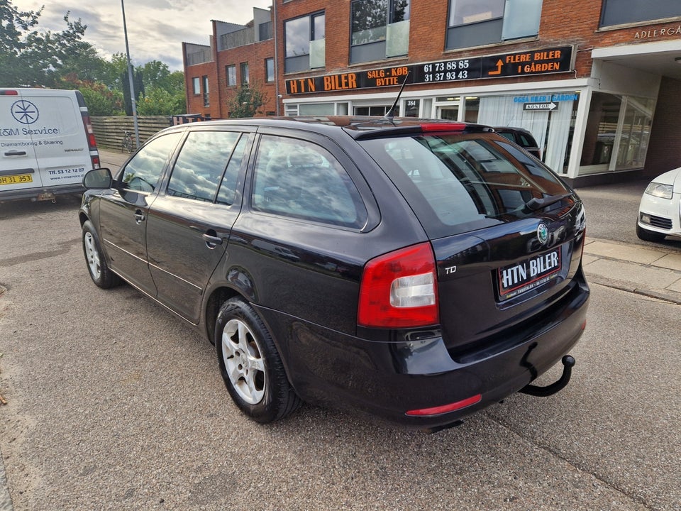 Skoda Octavia 2,0 TDi Elegance Combi 5d