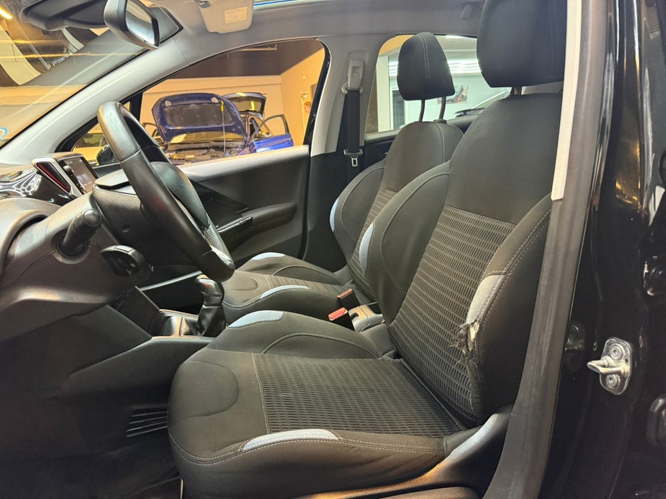 Peugeot 208 1,2 VTi Allure Sky 5d